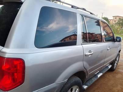 A picture of Honda pilot 2004 model