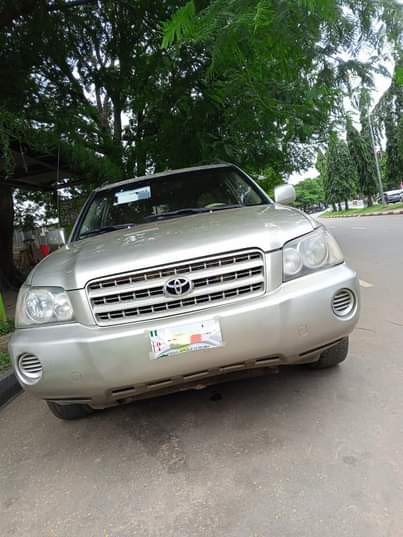 A picture of 2004 TOYOTA HIGHLANDER