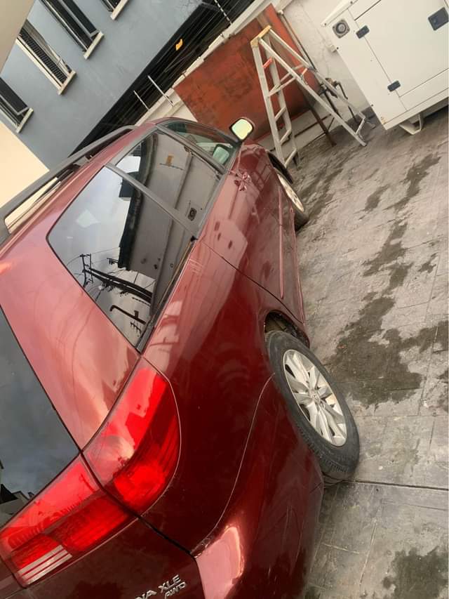 A picture of Toyota Sienna 2005 model 08067746090 