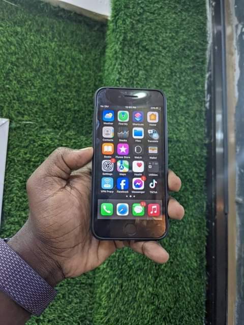 A picture of iPhone 7plain 128gb