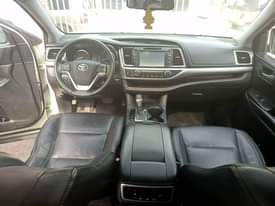 A picture of Distress foreign used 2016 Toyota highlander xle White on black