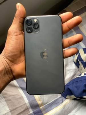 A picture of 11 PRO MAX 64GB FOR YOU