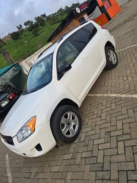 A picture of Distress very sharp Toyota Rav4 2010 with untermperd 4 plug