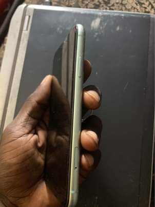 A picture of Iphone 11 64gb