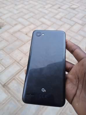 A picture of LG Q6 32 GB 3 GB UNOTICABLE CRACK AT THE