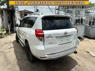 A picture of 2010 Model Toyota Vanguard Sunroof Roof rail Half Leather Seat