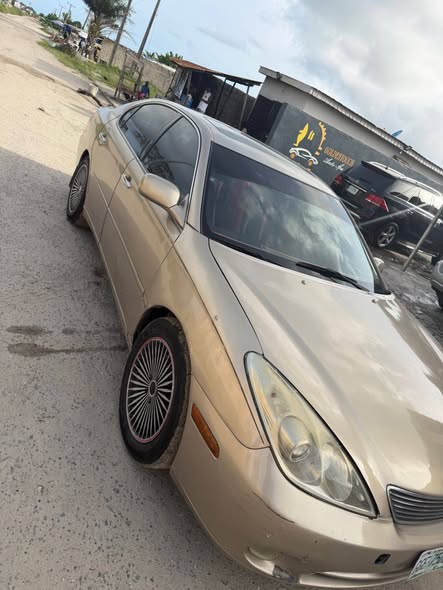 A picture of Location sale Neatly used by a woman 2005 Lexus Es330