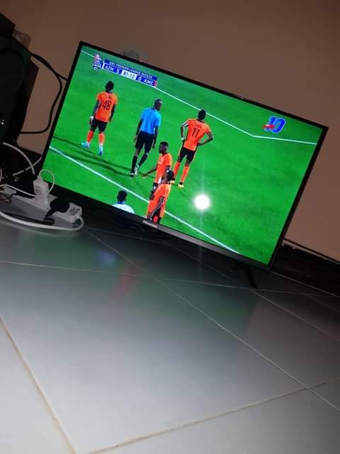 A picture of tv hisense inch 32