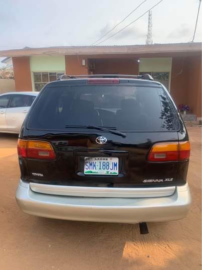 A picture of Toyota Seinna 1999 model everything working perfectly fine nothing to