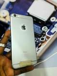 A picture of iPhone 6s plus 16GB with cracks but works well