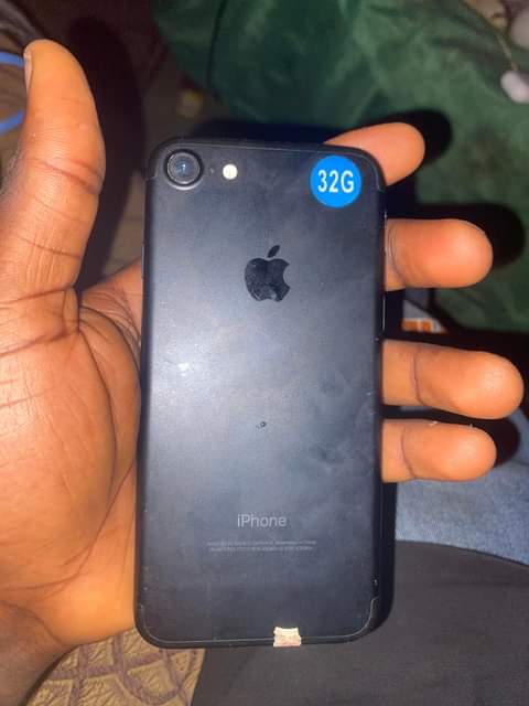 A picture of iPhone 7 32