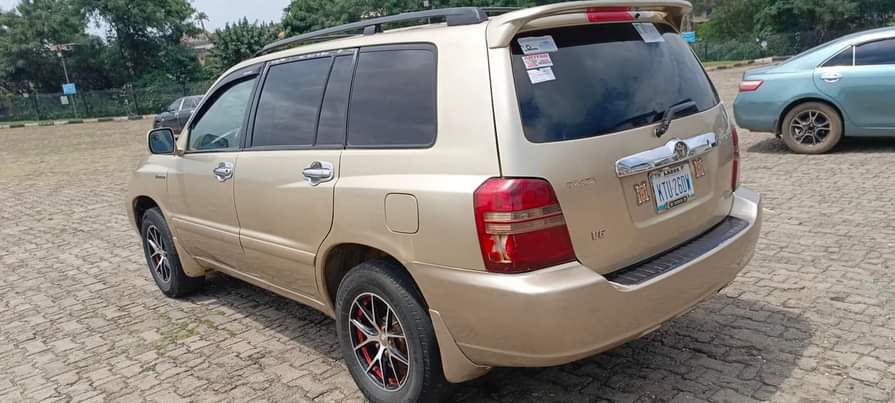 A picture of Registered Toyota Highlander 2003 model supper neat and Sharp with