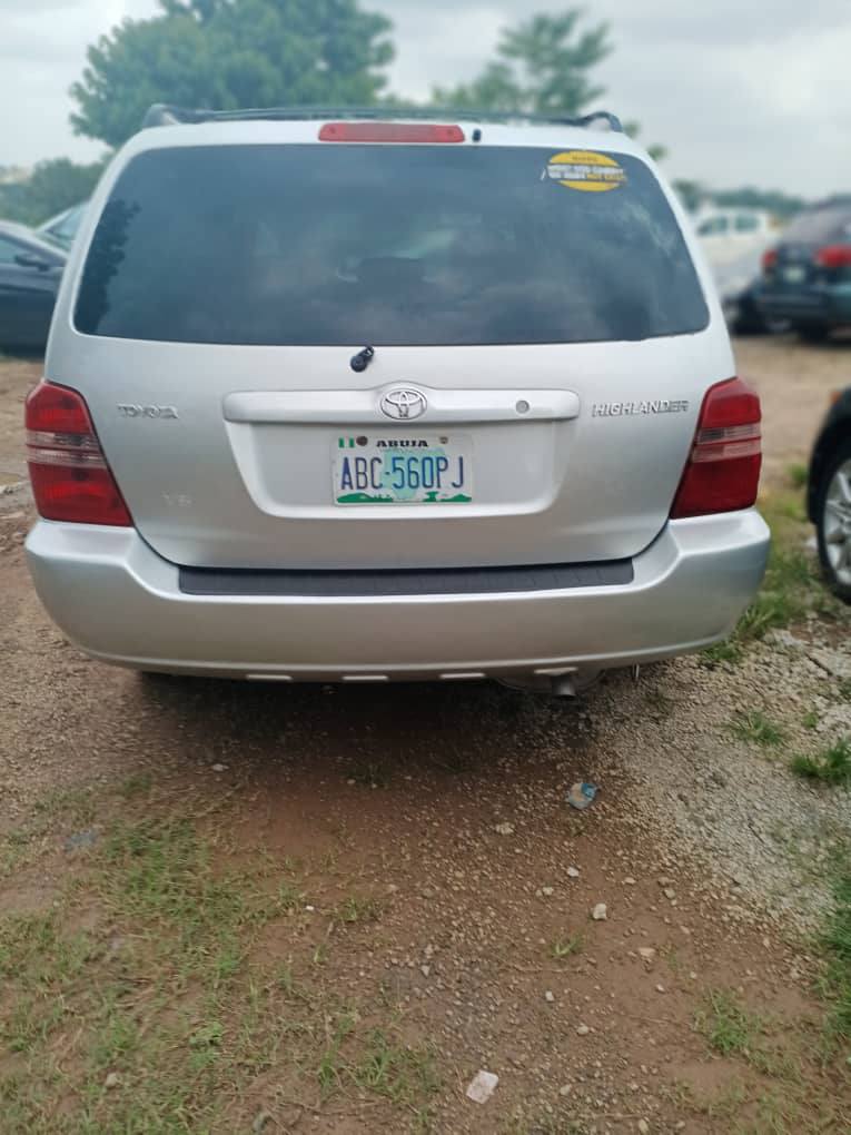 A picture of Toyota highlander Nigerian neatly used. Distress sale. Price 4.5M. Call