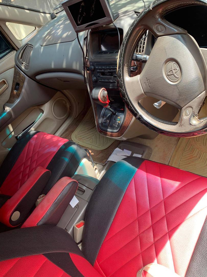 A picture of TOYOTA HARRIER OLD MODEL