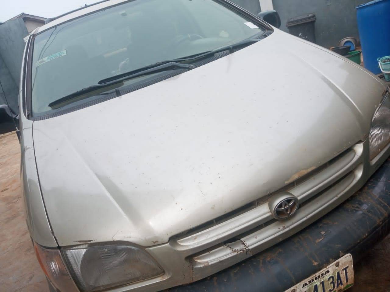 A picture of Toyota sienna 2002