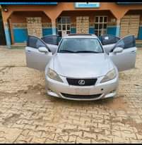 A picture of Lexus is250