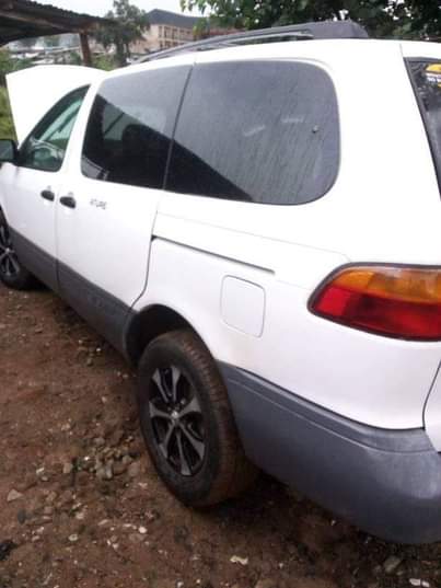 A picture of 2000 Toyota Sienna Yes
