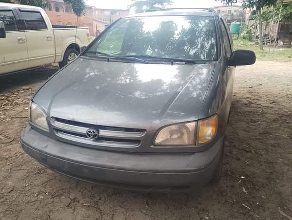 A picture of 2000 Toyota sienna Price 4 5m Location Amuwo odofin Lagos