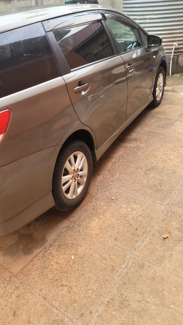 A picture of Toyota wish 2010