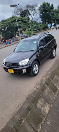 A picture of Toyota rav 4 iko poaw iko arusha Bei 9ml karibu