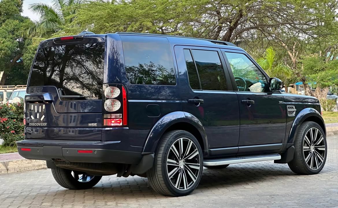 A picture of Land Rover Discovery 4 High Standard Edition HSE Year 2014