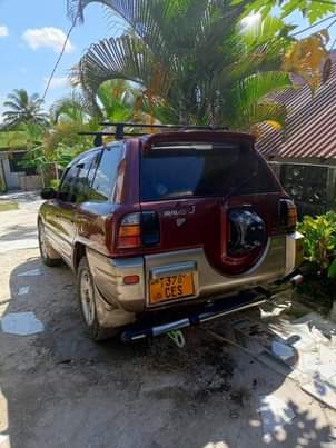 A picture of 1999 Toyota Rav4