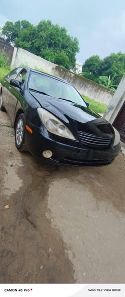 A picture of Lexus es300 tomorrow morning deal Engine very sound but smoking