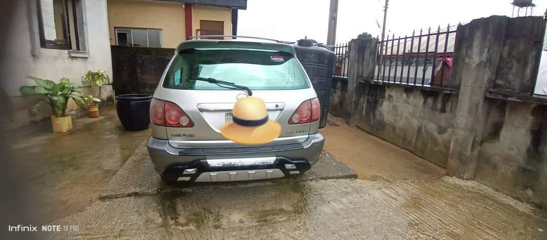 A picture of Lexus Rx 300 first body first owner sound engine and