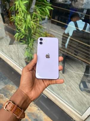 A picture of Iphone 11 plain 64gb