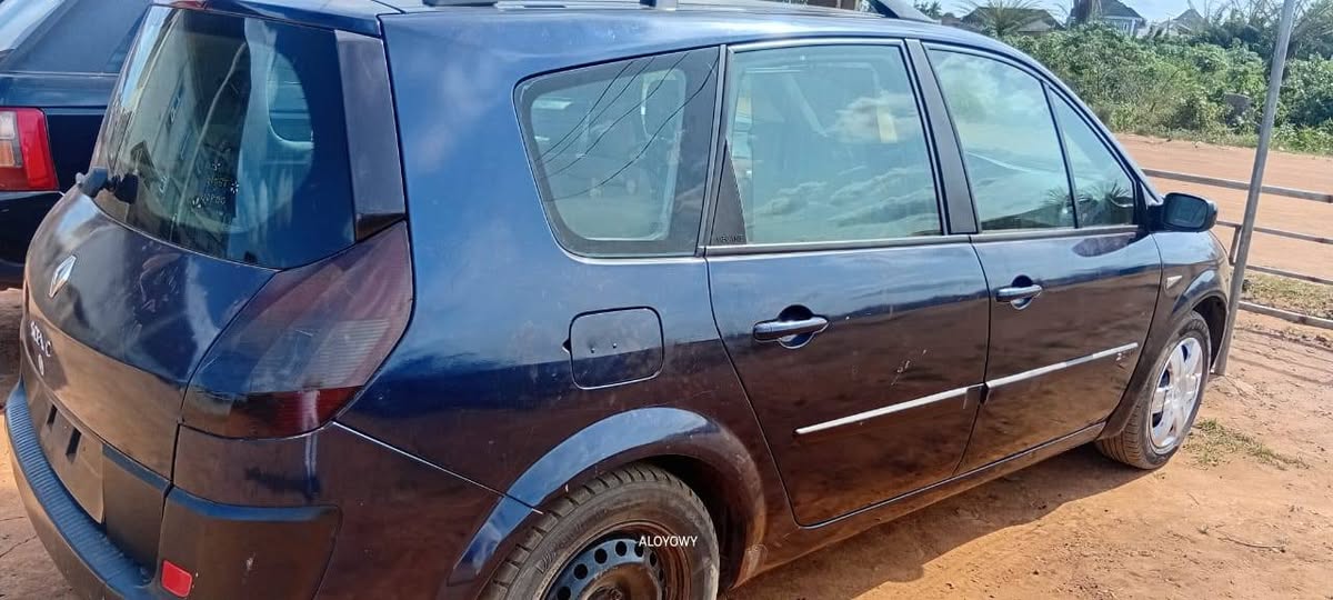 A picture of Renault 3 seater manual