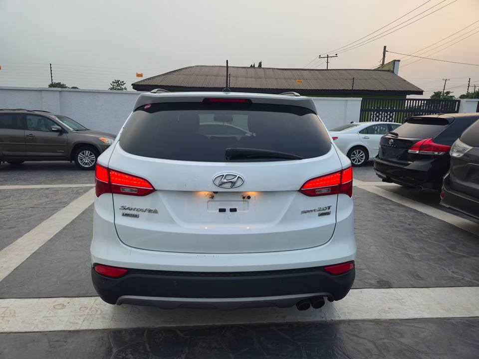 A picture of Hyundai Santa 2014