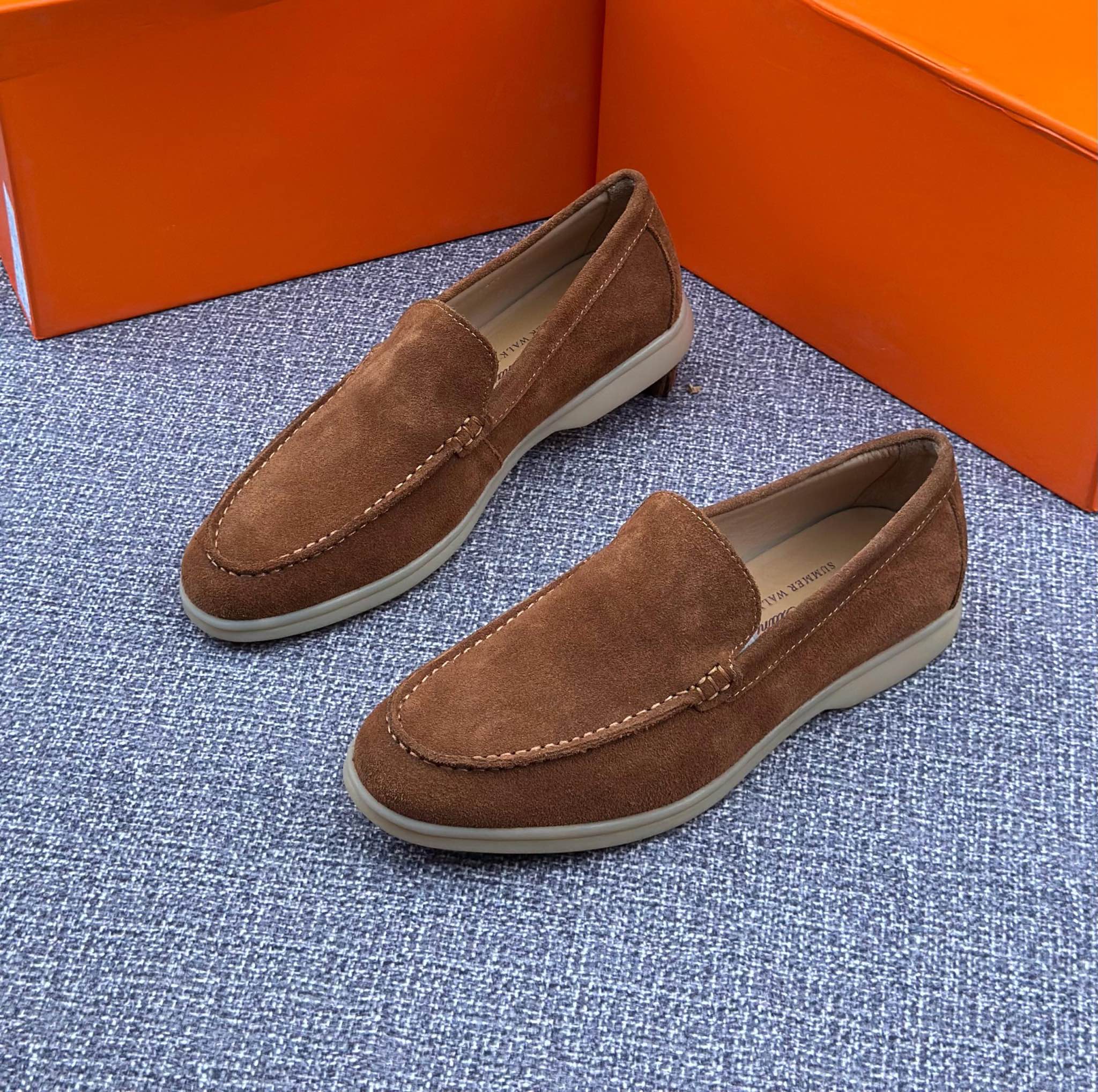 A picture of Casual shoesFULL BOX