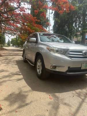 A picture of Extremely clean 3 months used first body 2012 Toyota Highlander