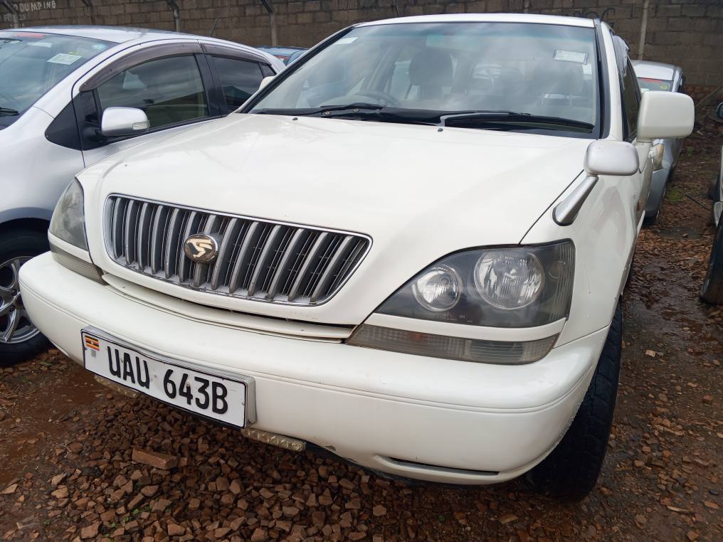 A picture of Toyota harrier 18m