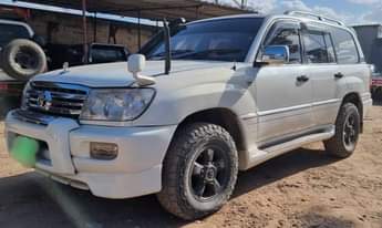 A picture of Land cruiser 100 series