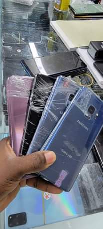 A picture of UK used original phones both wholesale and retail