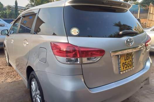 A picture of WISH 2011 Fuel saving 7 seater Black interior 0750147312.