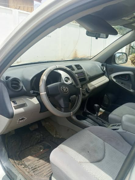A picture of Rav4 08