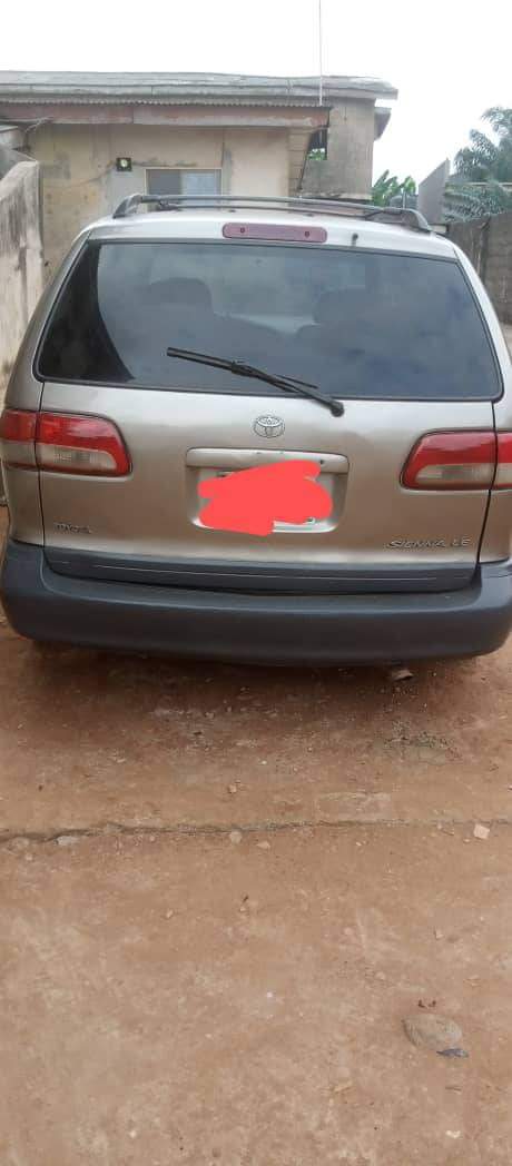 A picture of Private used Toyota sienna 02 for sale at the rate