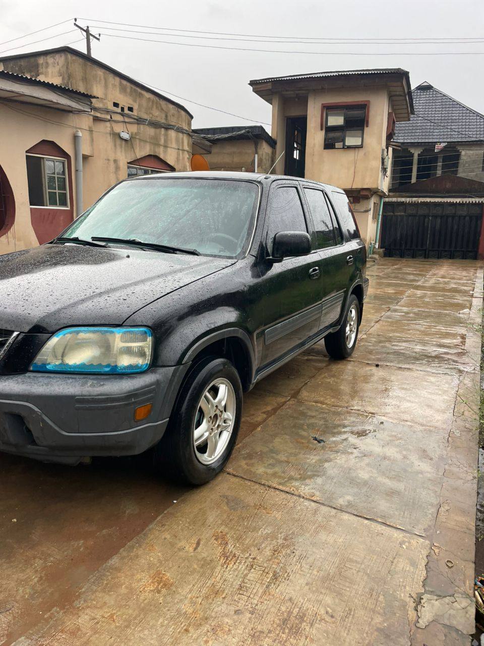 A picture of Good deal sharp clean Naija use honda Crv 2000 .