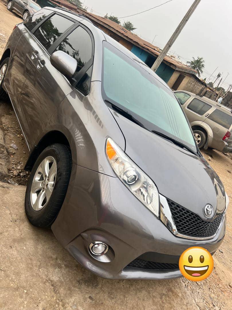 A picture of Toyota Sienna 2015 XLE