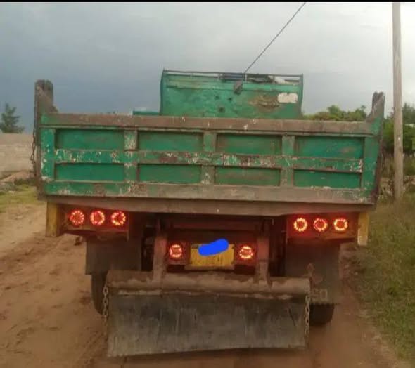 A picture of FUSO TIPPER 0617050520