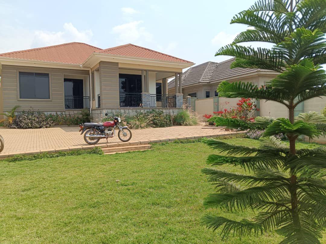A picture of Beautiful home up 4 sale Location NAMUGONGO JINJA MISINDYE Has