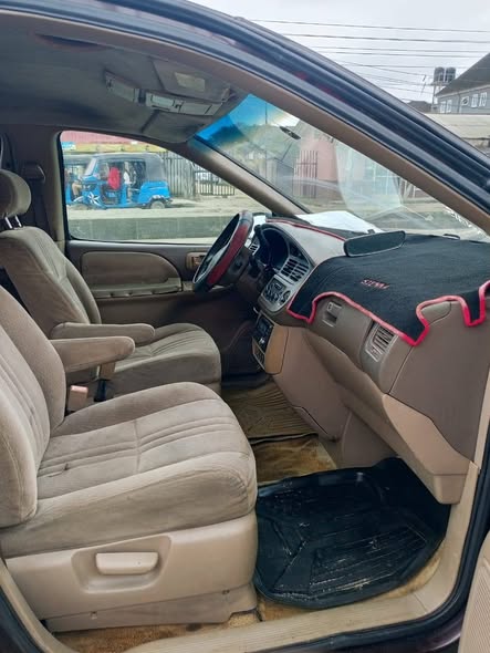 A picture of TOYOTA SIENNA 2002