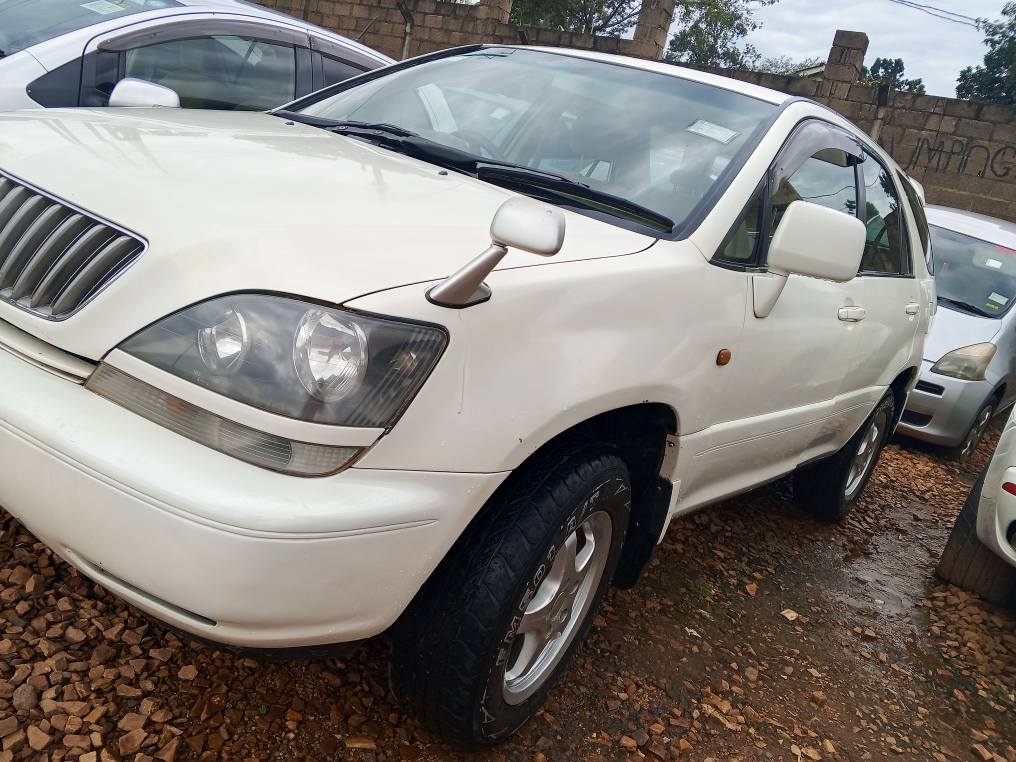 A picture of Toyota harrier 18m