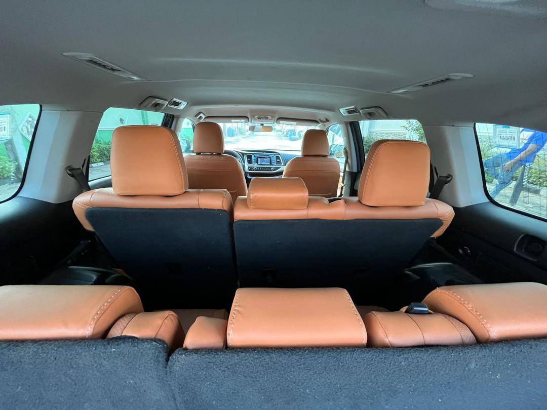 A picture of 2015 Toyota Highlander LE