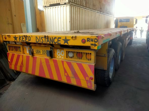 A picture of Howo Sinotruk Tractor head And Trailer 256783822077 Sino truck trailers
