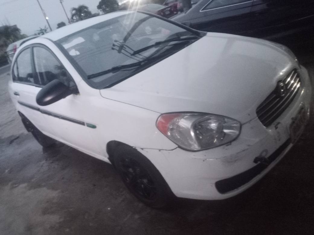 A picture of Hyundai accent with very sound engine and chilling ac