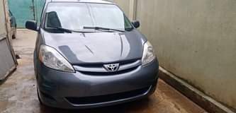A picture of TOYOTA SIENNA 2008 model
