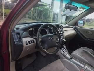 A picture of Toyota Highlander 2004 Model 4 plugs